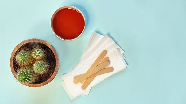 Serie di mezzi di depilazione su uno sfondo azzurro. Strisce di cera. Minimalismo, scelta. vista dall'alto, flatlay foto — Foto Stock