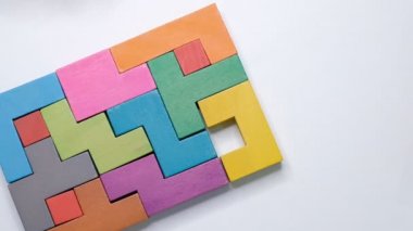 Yakın çekim Ağır çekim. Elle tutulan tahta yapboz parçası. Ahşap küp yığını. Karmaşık ve akıllı mantıksal düşünce kavramı.