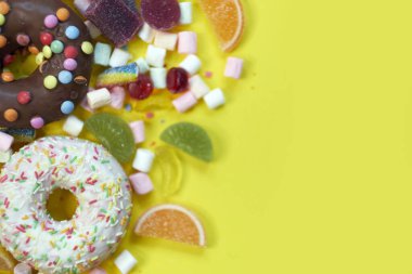 Bir sürü renkli şeker var. Lezzetli İştah açıcı Parti Aksesuarları Mutlu Yıllar Tatlı Şeker Şeker Lolipopu Parlak Arkaplan Yatağında