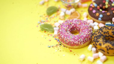 Bir sürü renkli şeker var. Lezzetli İştah açıcı Parti Aksesuarları Mutlu Yıllar Tatlı Şeker Şeker Lolipopu Parlak Arkaplan Yatağında