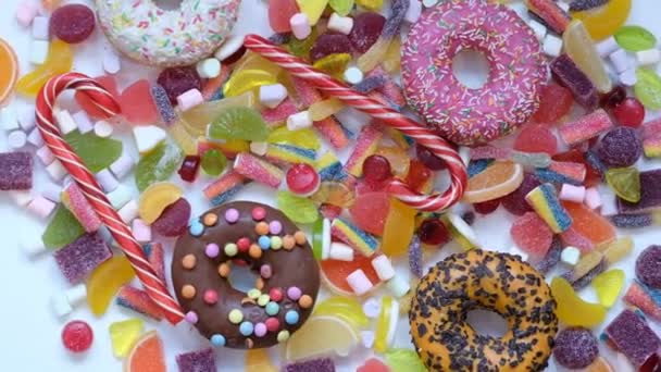 Veel kleurrijke snoep. Lekkere smakelijke Party Accessoires Gelukkige Verjaardag Sweet Treat Swirl Candy Lollypop op Bright Achtergrond Flat Lay geïsoleerd op witte achtergrond — Stockvideo