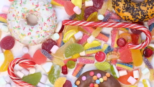 Un montón de dulces de colores. Sabroso apetitoso Accesorios de la fiesta Feliz cumpleaños Dulce dulce remolino caramelo Lollypop sobre fondo brillante plana laico aislado sobre fondo blanco — Vídeo de stock