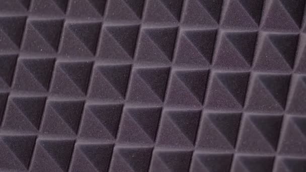 Tekstura dźwiękoszczelne panele w perspektywie. Trójkąty sam kształt specjalne dźwiękochłonne polimerowe tworzywo szarości. Wysoki technika tło. — Wideo stockowe