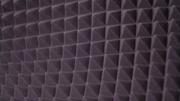 관점에서 텍스처 방음 패널입니다. 특별 한 소리 흡수 폴리머 소재 회색의 동일한 모양의 삼각형 높은-기술 배경. — 비디오