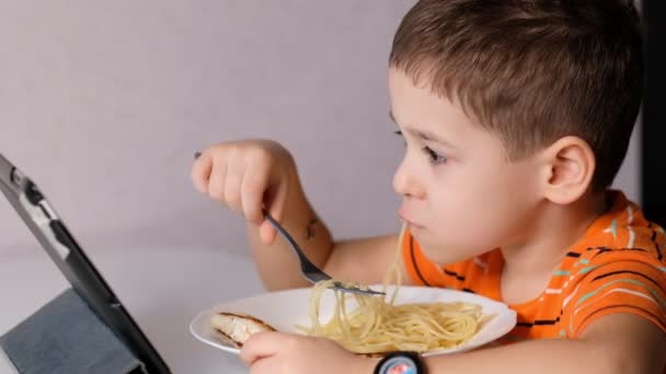 Child playing with pasta at dining table. messy face eating. sauce and kid. boy eats pasta noodles sitting in nursery cafe. Happy child eating healthy organic and vegan food in restaurant. — Αρχείο Βίντεο