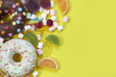 Bir sürü renkli şeker var. Lezzetli İştah açıcı Parti Aksesuarları Mutlu Yıllar Tatlı Şeker Şeker Lolipopu Parlak Arkaplan Yatağında