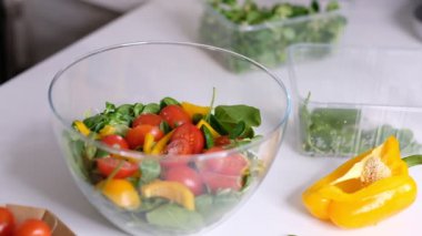 Salata hazırlama süreci. Taze salatayı karıştırma işlemi. Ağır çekim videosu. Kapat.