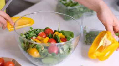 Salata hazırlama süreci. Taze salatayı karıştırma işlemi. Ağır çekim videosu. Kapat.