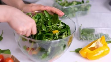 Salata hazırlama süreci. Taze salatayı karıştırma işlemi. Ağır çekim videosu. Kapat.
