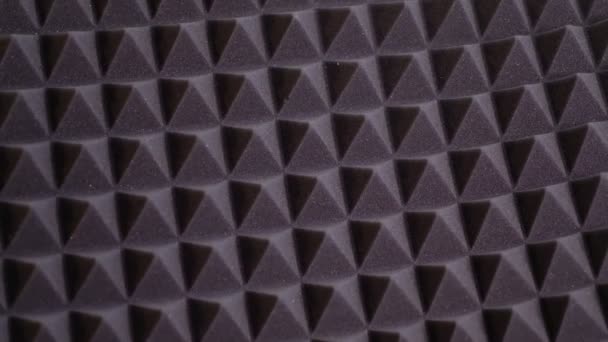 Textura paneles insonorizados en perspectiva. Triángulos de la misma forma que un material polimérico especial que absorbe el sonido gris. Fondo de alta tecnología . — Vídeos de Stock