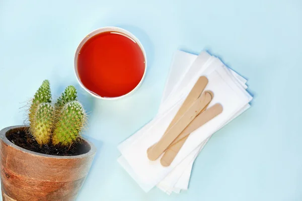 Ensemble de moyens d'épilation sur un fond bleu. Bandes de cire. Minimalisme, choix. vue du dessus, photo de flatlay — Photo