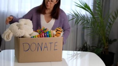 Çocuk oyuncaklarıyla dolu bağış kutusu. Kadınlar hayır işleri için oyuncak toplar. Çekilen video.