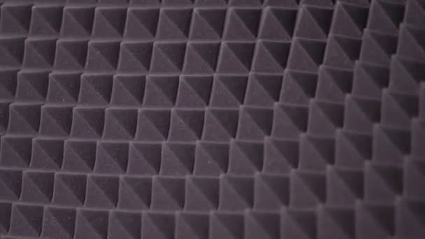 Texture panneaux insonorisés en perspective. Triangles de la même forme d'un matériau polymère absorbant le son spécial gris. Contexte high-tech .