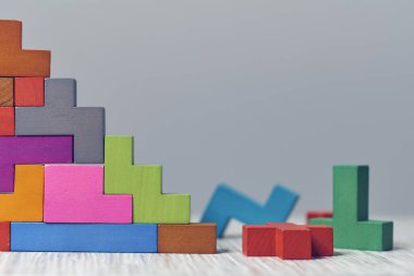 Merdiven ahşap küpleri. İş geliştirme konsepti. İlerleme kavramı.