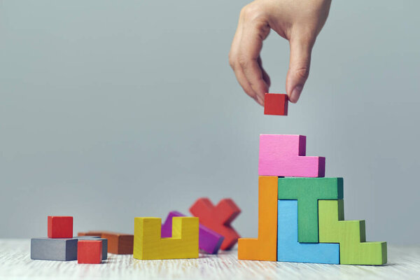 Ручная укладка деревянного куба как ступенчатая лестница. Успех бизнес-концепции на синем фоне, пространство для копирования.