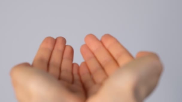 Mãos a implorar sobre fundo branco isolado. close up Filmado vídeo . — Vídeo de Stock