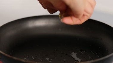 Tavada kızarmış yumurta. Kırık yumurta kızartma tavasına düşer. Yavaş Çekim videosu