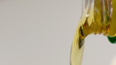 Yağ bir şişeden dökülüyor. Ağır çekim. Çekilen video.