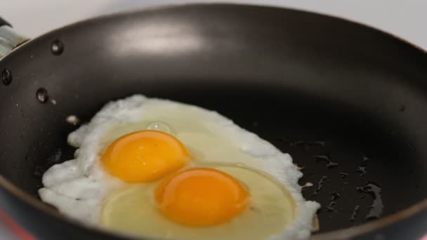 Äggröra i kastrull på spis med salt. Video om långsamma rörelser — Stockvideo