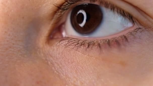 Крупным планом красивая азиатская женщина глаза открытия глядя на камеру здоровое зрение женская красота этническая женщина . — стоковое видео