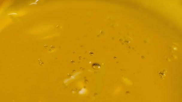 Gotas de aceite y ondulación. Gotas de aceite cayendo en el estanque y haciendo ondulación. En cámara lenta. Vídeo filmado . — Vídeos de Stock