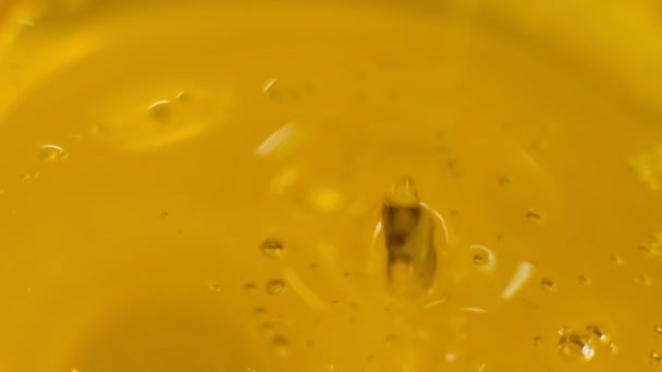 Gouttes d'huile et ondulation. Des gouttes d'huile tombent dans l'étang et font onduler. Au ralenti. Vidéo de tir .