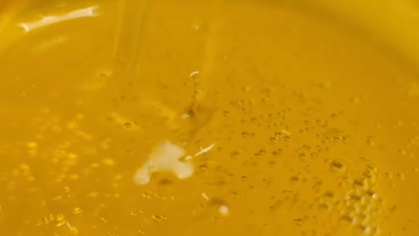 Gotas de aceite y ondulación. Gotas de aceite cayendo en el estanque y haciendo ondulación. En cámara lenta. Vídeo filmado . — Vídeos de Stock