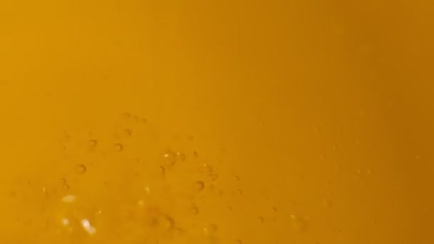 Gouttes d'huile et ondulation. Des gouttes d'huile tombent dans l'étang et font onduler. Au ralenti. Vidéo de tir .