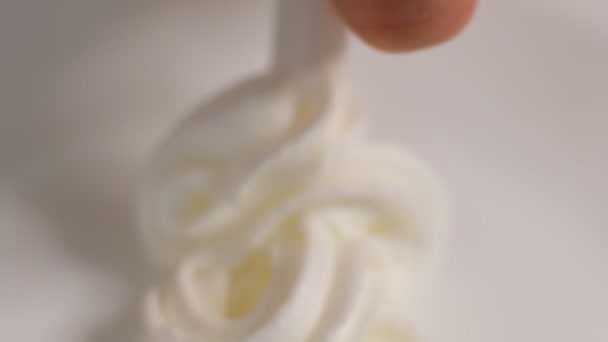 Миска сметаны или греческий йогурт — стоковое видео