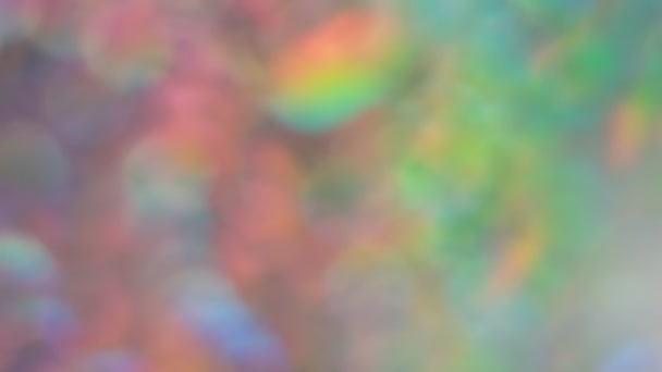 Farbverlauf in Neon. Der Regenbogenglanz. Holographischer Hintergrund. Verschieben abstrakten verschwommenen Hintergrund. Silberpapier mit holographischem Effekt. Nahaufnahme Shot Slow Motion Video — Stockvideo