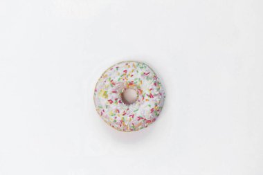 Beyaz arka plan üzerinde izole renkli leziz poğaça