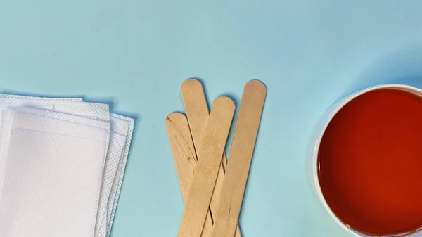 Grupo de meios da remoção de cabelo em um contexto azul. Tiras de cera. Minimalismo, escolha. vista superior, flatlay foto — Fotografia de Stock