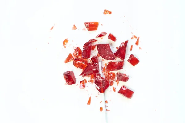破碎的心红色棒棒糖甜分离在白色背景 — 图库照片