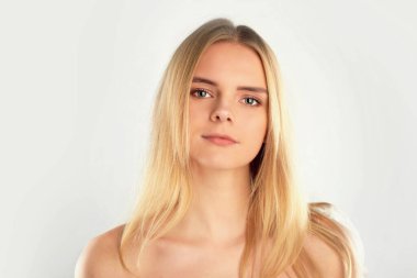 Güzel, gülümseyen kız. Genç ve güzel bir kadının portresi. Gençlik ve Deri Bakımı Konsepti. Beyaz bir arkaplanda izole edilmiş