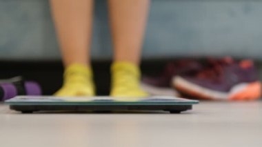 Yerde bir kadın var. Komik sarı çoraplarla