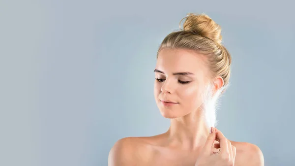 Retrato de chica atractiva con los ojos cerrados. hermosa mujer con una pluma blanca cerca de su cara. Concepto de cuidado de la piel de la cara y el cuerpo, piel brillante limpia fresca. — Foto de Stock