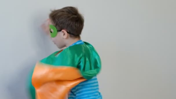 Portret van een sterke zelfverzekerde jongen in een superheldenkostuum op zoek naar camera. succesconcept. Gelukkige jeugd. 4k video — Stockvideo