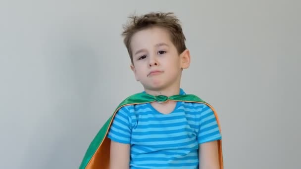 Retrato de niño triste ofendido sobre fondo gris — Vídeo de stock