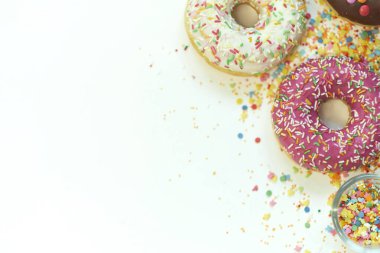 Bir sürü renkli şeker var. Lezzetli İştah açıcı Parti Aksesuarları İyi ki Doğdun Tatlı Şeker Şeker Şeker Lolipopu Parlak Arka planda Şekerleme