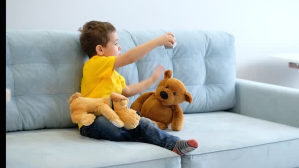 Video Retrato de niño con osito de peluche en casa. bebé abraza un juguete suave . — Vídeos de Stock