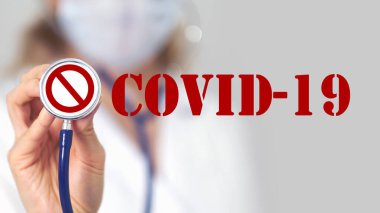 Kurabiyelerde steteskoplu COVID-19 yazan bir doktor. Mavi arkaplanlı Coronavirus 2019-NCoV romanından. Virüs Salgını Koruma Konsepti