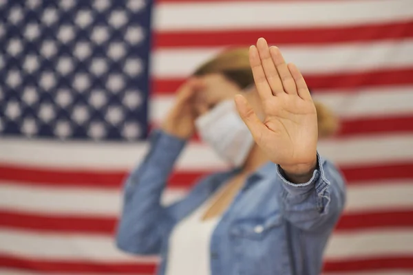 Kobieta w masce flagi USA pokazuje znak stopu. Pacjent z powodu epidemii COVID-19. medycyny w laboratorium zapobiegania pandemii w Wuhan Chiny. — Zdjęcie stockowe