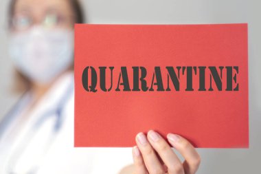 Doktor elinde kırmızı bir kart tutuyor. Yazıt karnesi. Mavi arkaplanlı Coronavirus 2019-NCoV romanından. Virüs Salgını Koruma Konsepti.