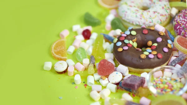화려 한 사탕을 많이 먹었지. ( 영어 ) Happy Birthday Sweet Treat Swirl Candy Lollypop - 브라이트 백 그라운드 플랫 랩 — 스톡 사진