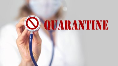 Kurabiye karantinasında steteskopu olan bir doktor. Mavi arkaplanlı Coronavirus 2019-NCoV romanından. Virüs Salgını Koruma Konsepti