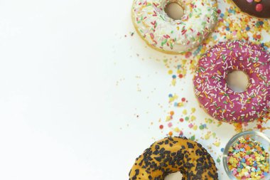 Bir sürü renkli şeker var. Lezzetli İştah açıcı Parti Aksesuarları İyi ki Doğdun Tatlı Şeker Şeker Şeker Lolipopu Parlak Arka planda Şekerleme