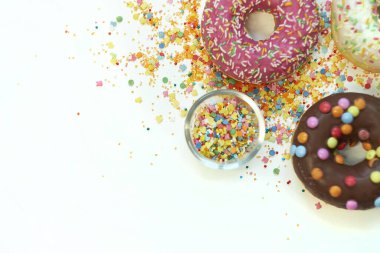 Bir sürü renkli şeker var. Lezzetli İştah açıcı Parti Aksesuarları İyi ki Doğdun Tatlı Şeker Şeker Şeker Lolipopu Parlak Arka planda Şekerleme