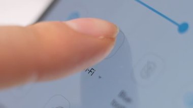 Makro ekran akıllı telefonlu kadın Wi-Fi 'yi açıp kapatıyor. ağ araması.