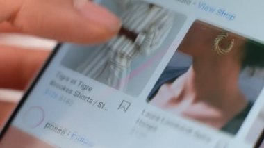 Moskova, Rusya Mart 2019 Kadın Instagram Tarama Fotoğrafları Mobil Instagram Uygulaması ile Mobil 'de