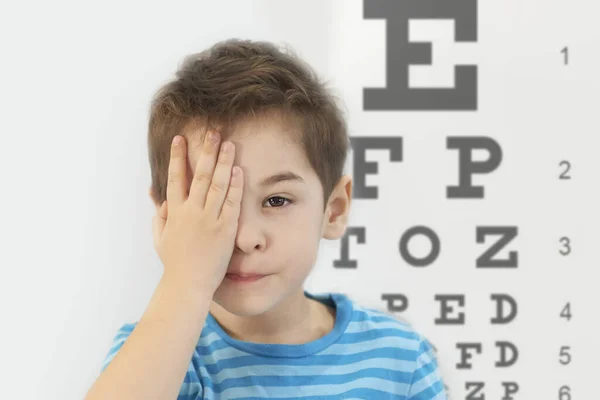 Маленький хлопчик здає аналіз очей в кабінеті офтальмолога — стокове фото